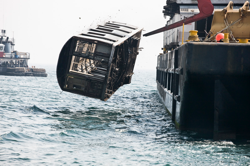 Illustration for article titled The Spectacular Sight of Subway Cars Being Dumped Into the Ocean